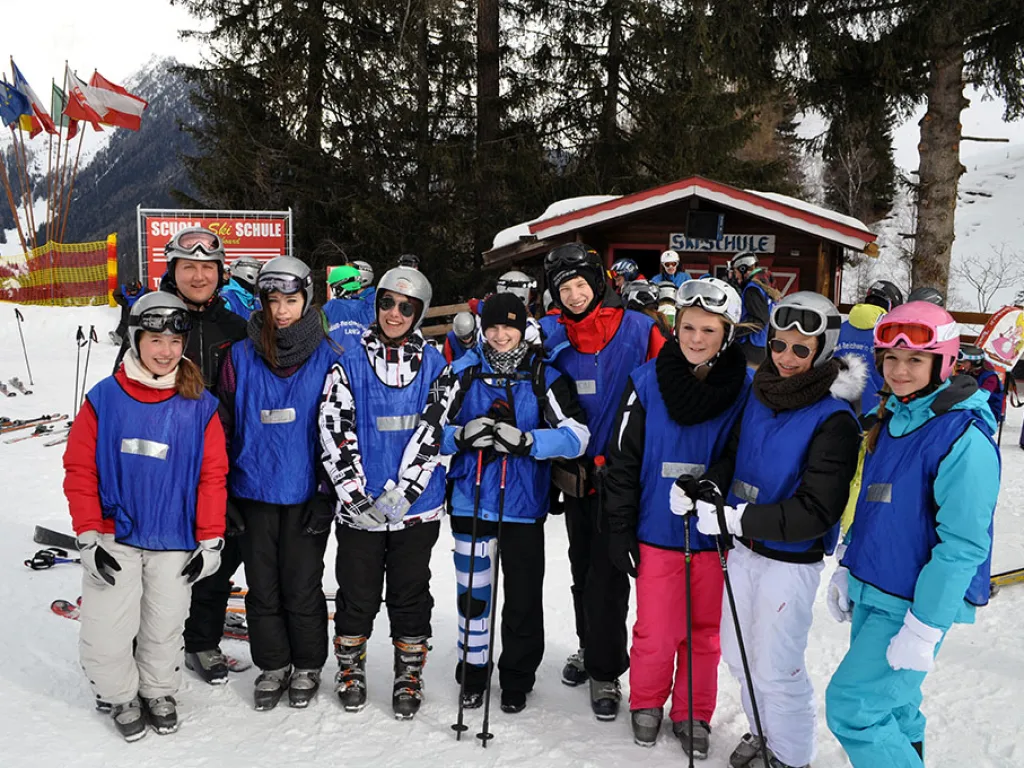 Große Gruppe steht vor der Hütte am Zielhang.
